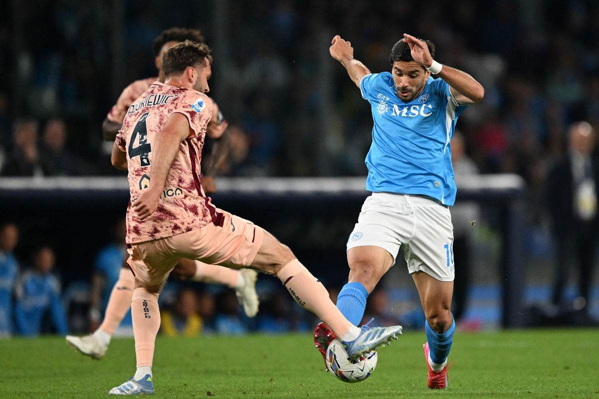 NAPLES, ITALY - APRIL 27: Giovanni Simeone of Napoli battles for possession with Sebastian Walukiewicz of Torino during the Serie A match between Napoli and Torino at Stadio Diego Armando Maradona on April 27, 2025 in Naples, Italy. (Photo by Francesco Pecoraro/Getty Images)