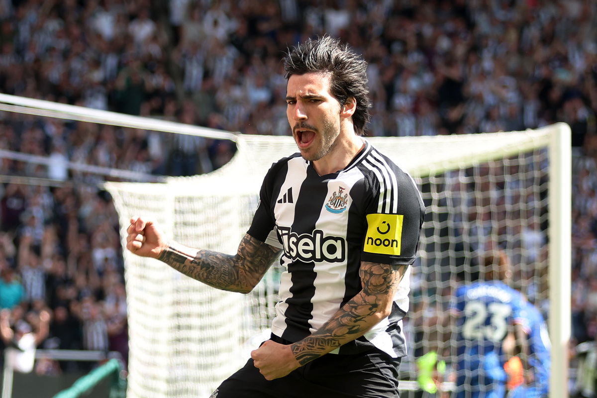 NEWCASTLE UPON TYNE, ENGLAND - MAY 11: Sandro Tonali of Newcastle United celebrates scoring his team's first goal during the Premier League match between Newcastle United FC and Chelsea FC at St James' Park on May 11, 2025 in Newcastle upon Tyne, England. (Photo by George Wood/Getty Images)